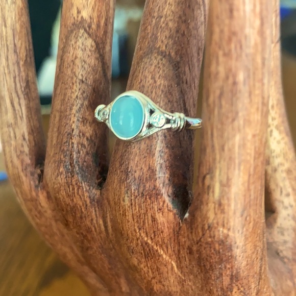 A silver moonstone ring in size 8 - Picture 4 of 4
